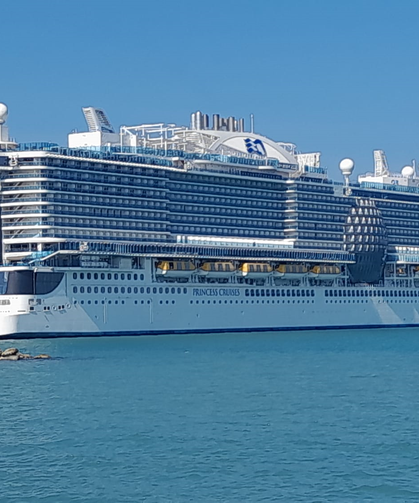 Dev Kruvaziyer Sun Princess Kuşadası Limanı'nda