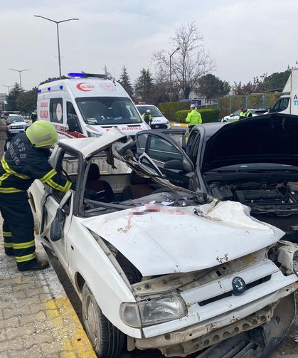 Karşı şeride geçti, başka araca çarptı; 1 ölü