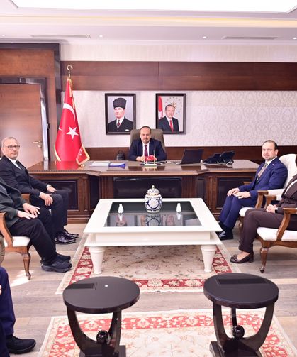 Vali Canbolat’tan sağlıkçıların bayramını kutladı