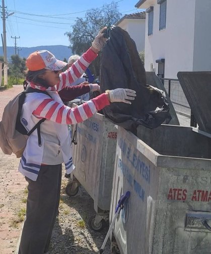 Akbük Plogging Grubu yılın ilk temizligini yaptı
