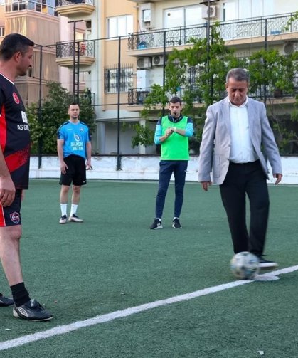 Efeler’de futbol heyecanı başladı! Başkan Yetişkin ilk santrayı yaptı