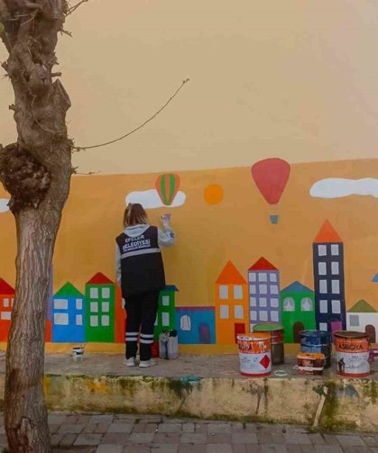 Efeler’in parkları renkleniyor