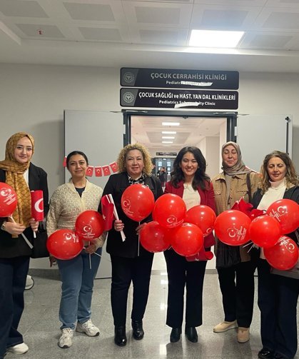Hastanedeki miniklere bayram morali
