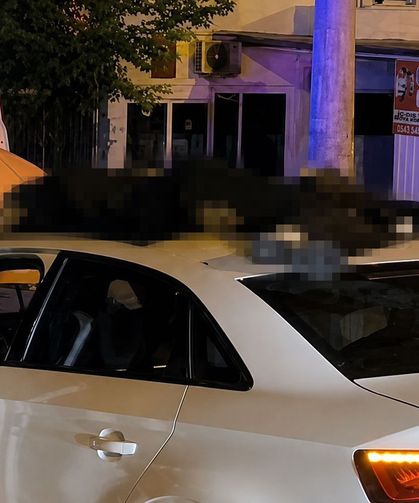 Kazada otomobilin üzerine savrulan motosiklet sürücüsü hayatını kaybetti