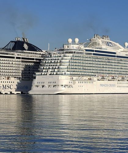 Dev kruvaziyerler 11 bin 800 yolcusuyla Ege Port Limanı'nda