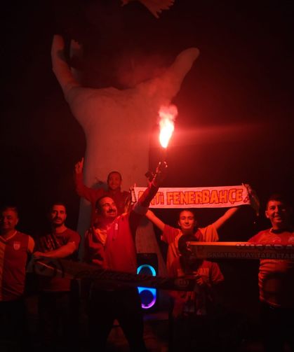 Kuşadası'nda 'Şampiyonluk' coşkusu sokaklara taştı