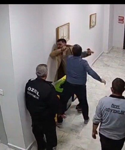 Skandal görüntüler:Hastane müdürü personeli darp etti