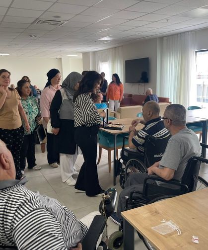 AK Kadınlar, Babalar Günü’nü huzurevindeki yaşlılarla kutladı