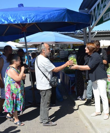 Didim belediyesinden vatandaşlara ücretsiz fide dağıtımı