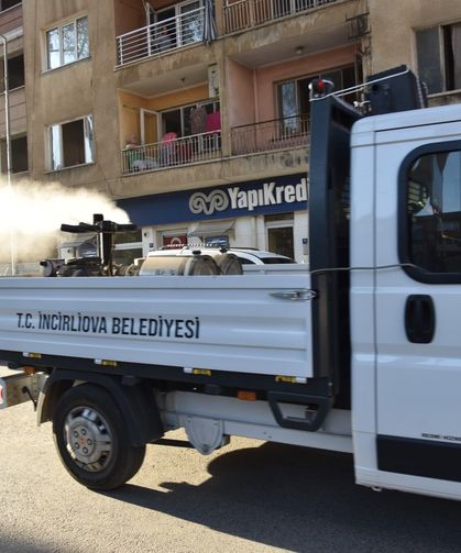 İncirliova Belediyesi'nde müzik eşliğinde ilaçlama
