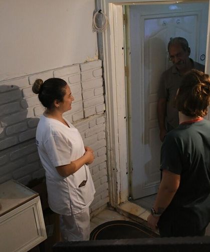 Kuşadası Belediyesi ekiplerinden 'Babalar Günü'ne özel ziyaret