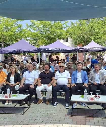 Kuşadası 'Kiraz Festivali' kapılarını karnaval havasında açtı