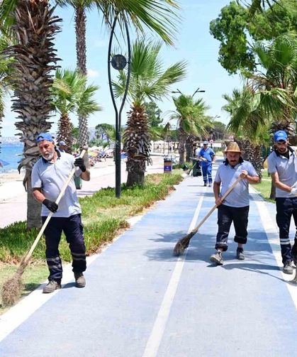Kuşadası’nda sahil ve yürüyüş yollarında kapsamlı bakım çalışması