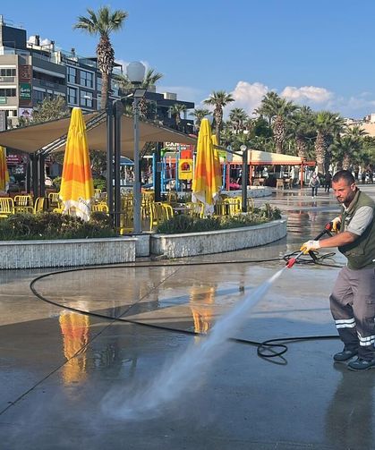 Kuşadası'nda 3 bin 67 ton çöp toplandı