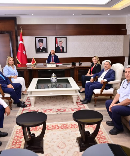 Vali Varol Efeler'in muhtarlarla bir araya geldi