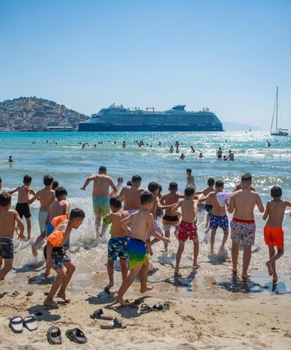 Nusaybinli çocuklar Kuşadası’nda ilk kez denizle buluştu