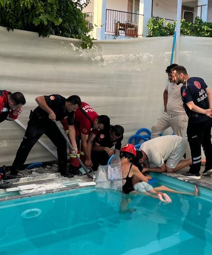Havuzda 4 yaşındaki çocuk korkuttu