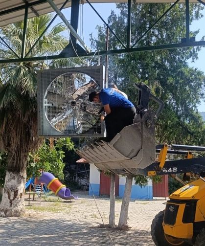 Bozdoğan’da cemiyet alanlarına serinletici fan takılıyor