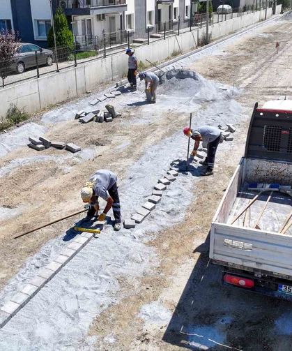 Efeler’de yol yatırımları sürüyor