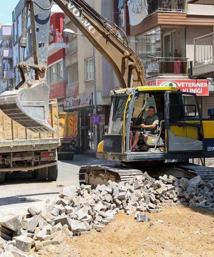 Efeler’de yol yenileme çalışmaları hız kesmiyor