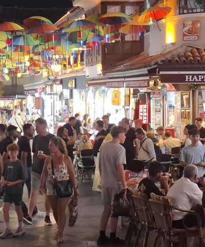 Kuşadası'nda hafta sonu hareketliliği gece rekora koştu