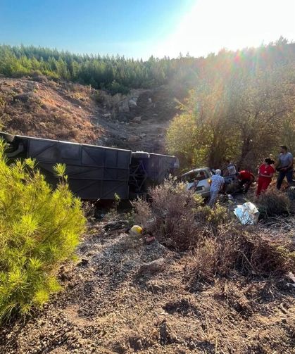 Otobüs ve otomobil şarampole devrildi: 2 ölü, 1 yaralı