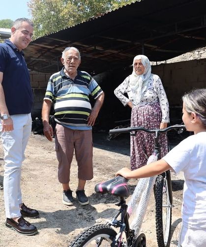 Başkan Arıcı’dan Minik Hazal’ın yüzünü güldüren bisiklet sürprizi