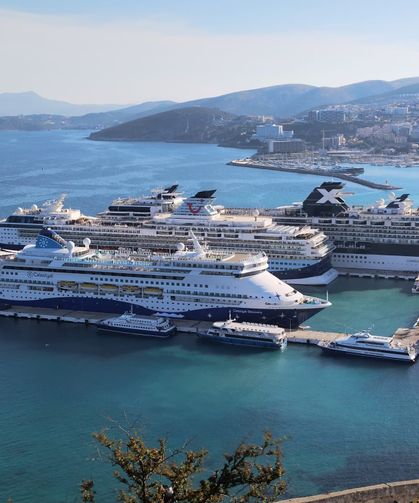 Celebrity Cruises'un devleri Ege Port' demirledi