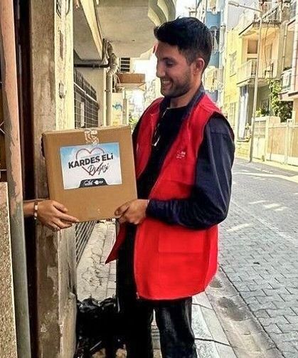 Efeler’de ihtiyaç sahibi ailelere gıda desteği