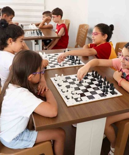 Efeler’de yaz tatili satrançla renkleniyor