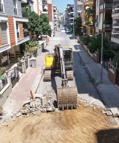 Efeler’de yıpranan yollar yenileniyor