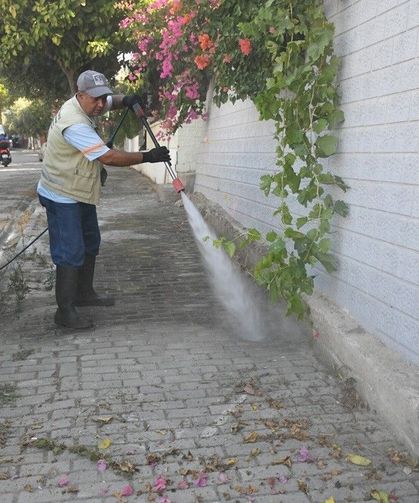 Kuşadası Belediyesi’nden yaz sezonunda yoğun temizlik mesaisi