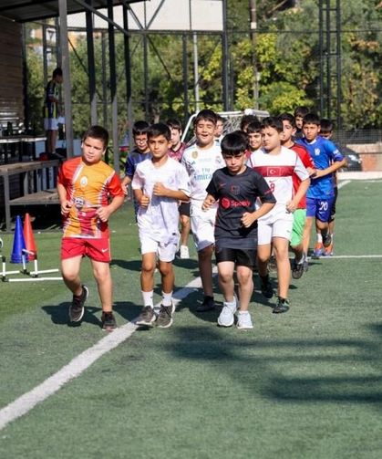 Efeler’de çocuklar için futbol kursu kayıtları başladı