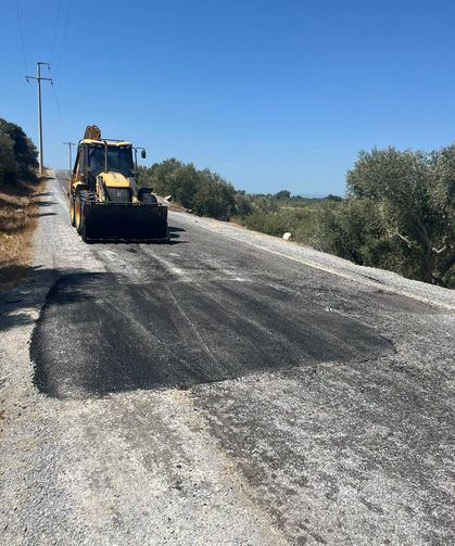 Aydın BŞB’den Akyeniköy’de sıcak asfalt yama çalışması