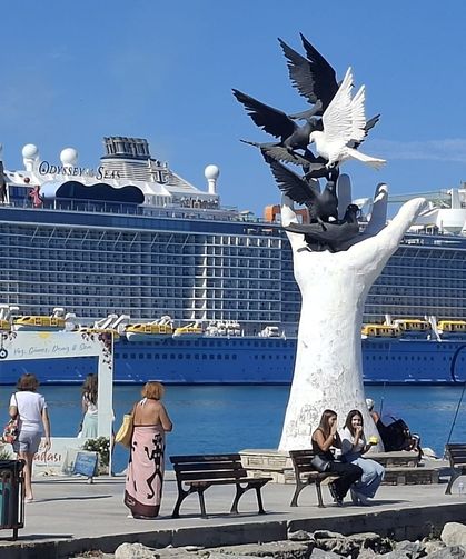 Bahamalar'ın devleri Ege Port'a demirledi