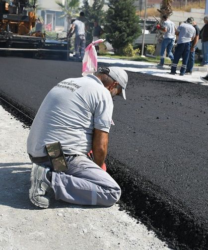 Kuşadası’nda Değirmendere Mahallesi’ne sıcak asfalt