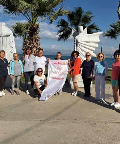 Kuşadası'nda sağlıklı yaşama egzersizle dikkat çekildi