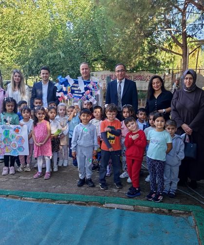 Efeler’de minik eller kuşlar için yuva yaptı