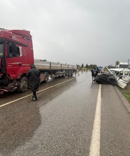 Tır ile kamyonet çarpıştı: 1 ölü, 1 yaralı