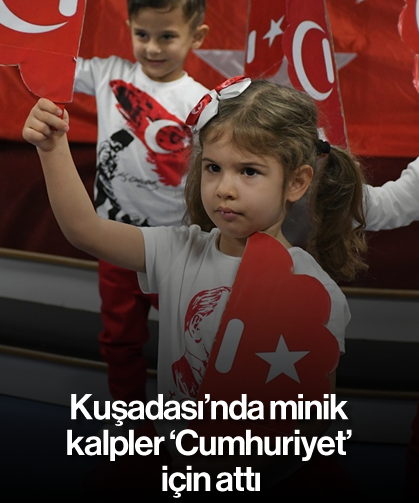 Kuşadası'nda minik kalpler 'Cumhuriyet' için attı