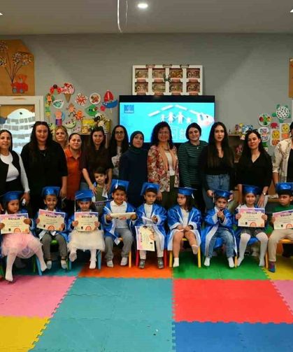 Kuşadası’nda 20 minik öğrenci mezuniyet sevinci yaşadı