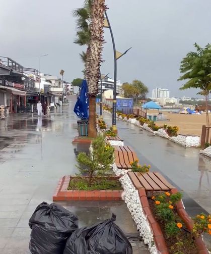 Yağmur sonrası Altınkum plajı sessizliğe büründü