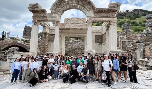 ADÜ Kuşadası Öğrencileri Efes Antik Kenti Gezdi