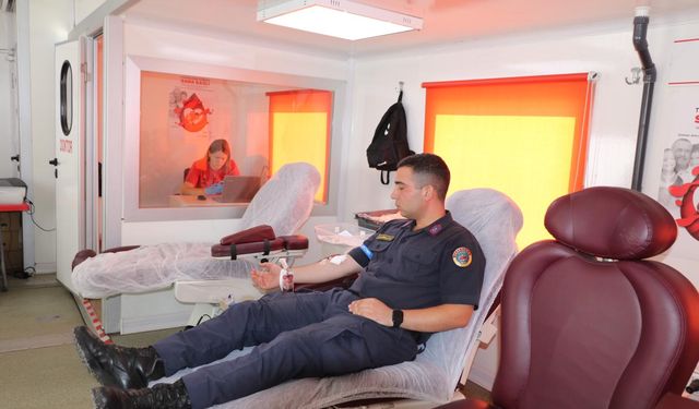 Jandarma personelinden Kızılay’a kan desteği