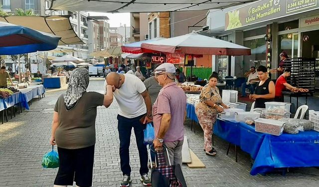 Hem halkla buluştu, hem de alışveriş yaptı