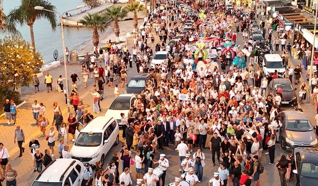 'Kuşadası Sokak Festivali' karnaval havası estirdi