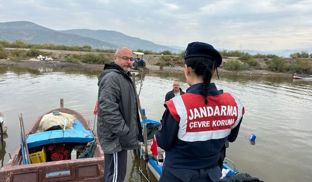 Jandarma Bafa Gölü’nde denetimlere devam ediyor