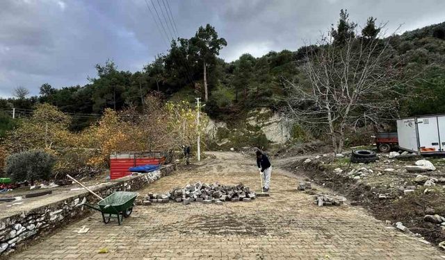 Karacasu’da yolları yenileme çalışmaları sürüyor