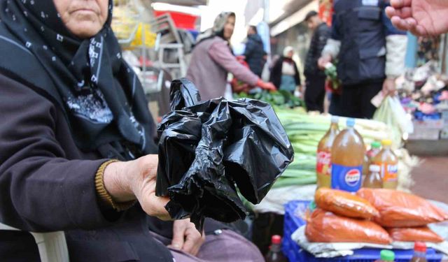 Nazilli Belediyesi çarşı esnafına çöp poşeti dağıttı