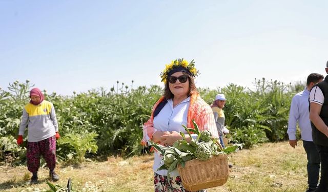 Baskan Gençay Festivalde enginar hasadı yaptı